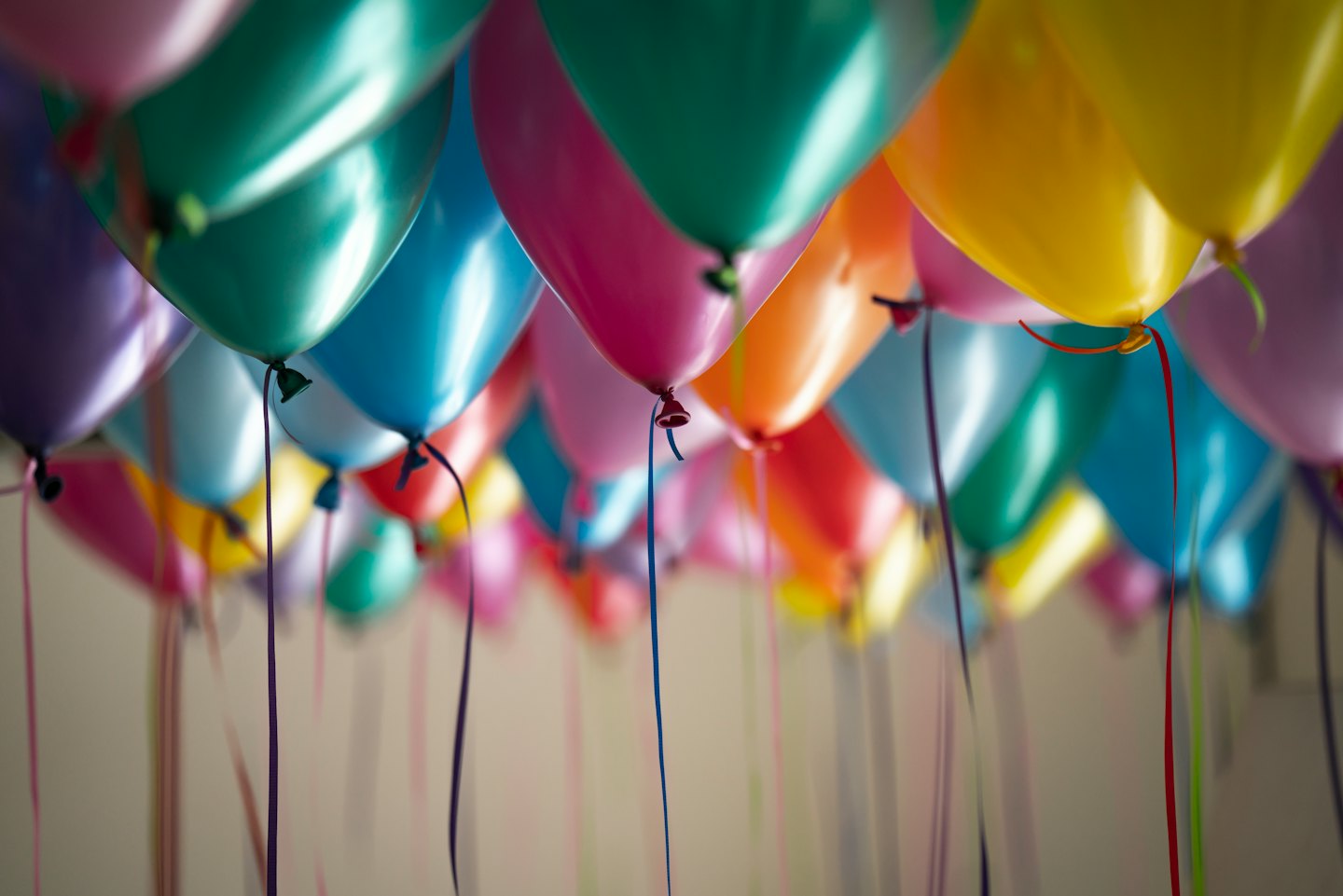 Gekleurde ballonnen die naar boven zweven in een kamer.